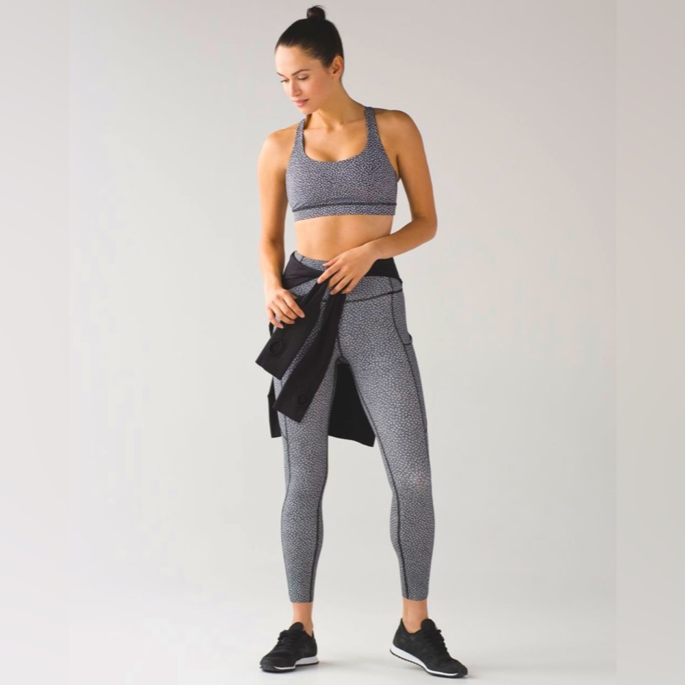 EUC. Lululemon Fast And Free 7/8 Tight in Frozen Fizz White Black. Size: 6.